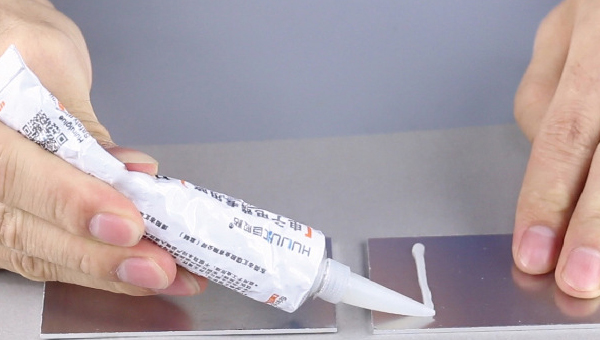 有机硅密封胶可以当玻璃胶用吗？