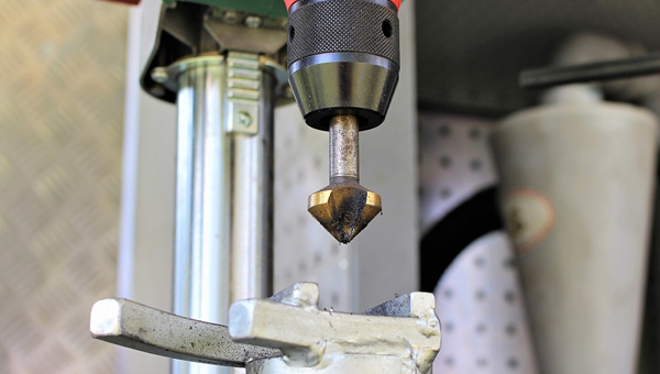 机械设备的金属基材粘接，使用防震环氧结构胶固定效果更加牢靠