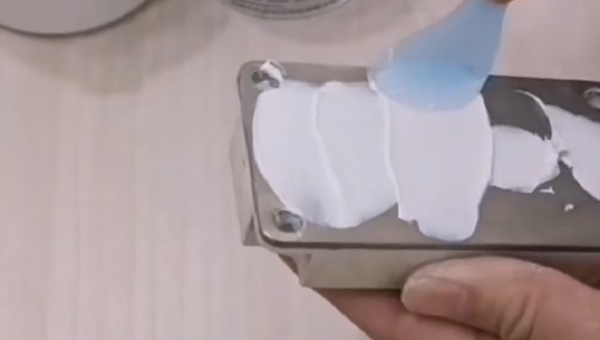 大功率IGBT散热用汇巨导热硅脂散热好不易干