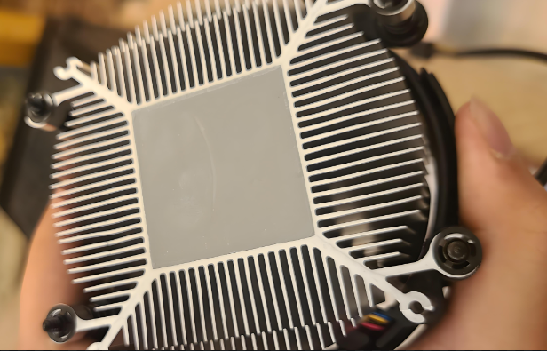 导热硅脂，导热硅脂用于功率器件和散热基板之间的作用